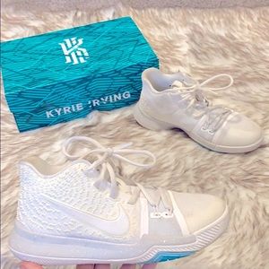 NIKE KYRIE 3s